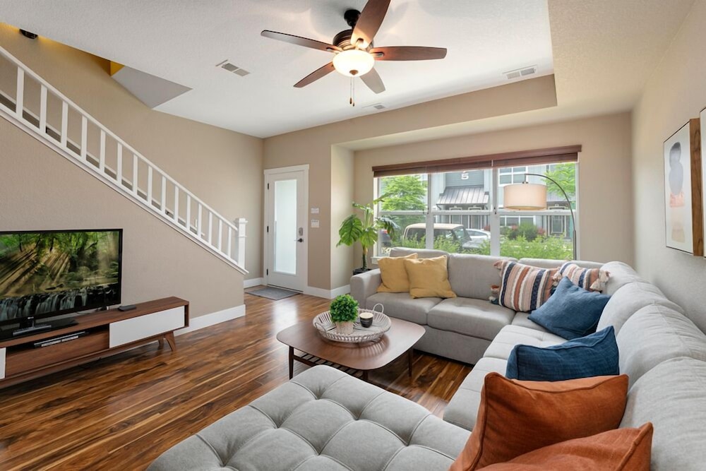 Amazing Urban Townhome near Breweries & River - photo 13