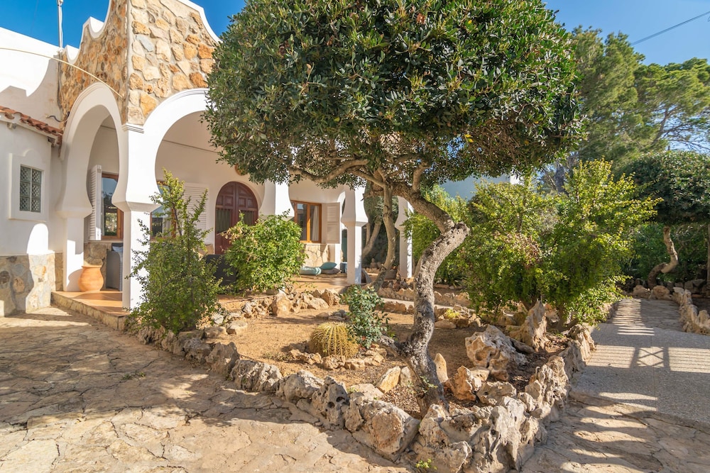 Sol I Vent - carbon neutral hotel in Santanyi