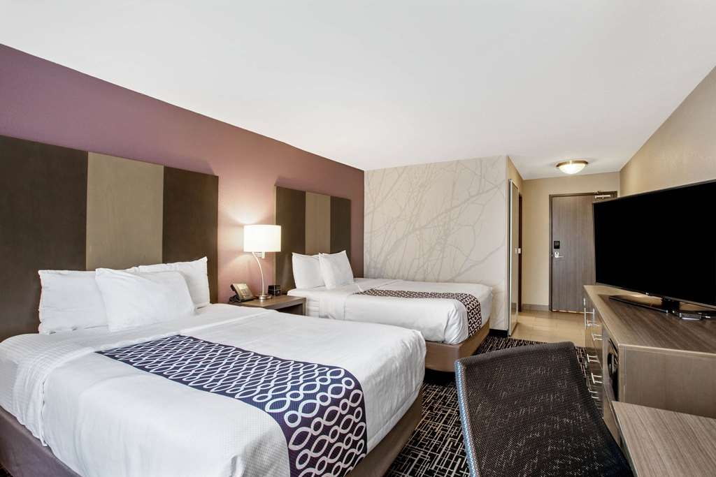 La Quinta Inn & Suites by Wyndham Fayetteville - photo 11