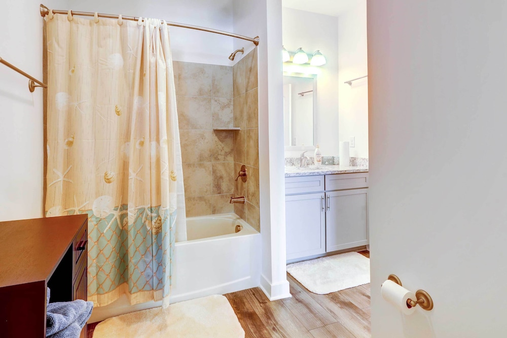 Bright Lewes Condo with Balcony 7 Mi to Beach — 4-Star Luxury Hotel in Lewes, United States