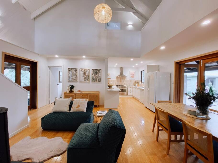 Mika Cabin with fireplace walk to the beach — 4-Star Luxury Hotel in Dunsborough, Australia