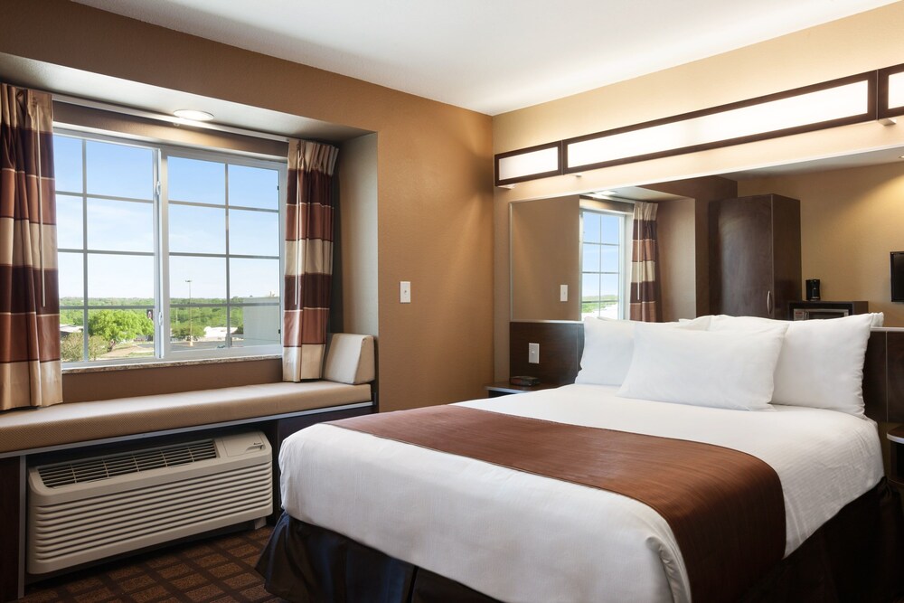 Microtel Inn & Suites by Wyndham Kenedy Karnes City - photo 6