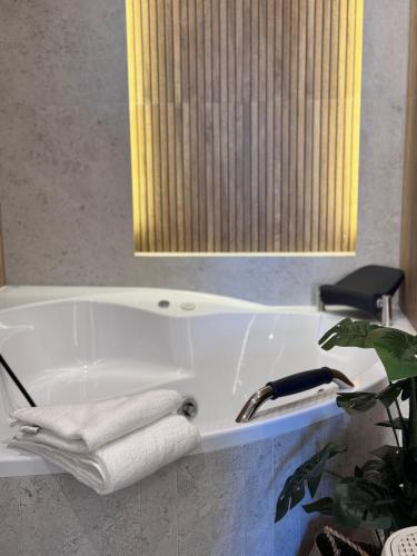 Family & Business Apartments PREMIUM SPA No 3 2 Bedroom with Private Jacuzzi Balcony Parking — 4-Star Luxury Hotel in Warsaw, Poland