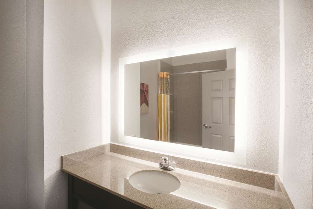La Quinta Inn & Suites by Wyndham Mansfield TX - photo 9