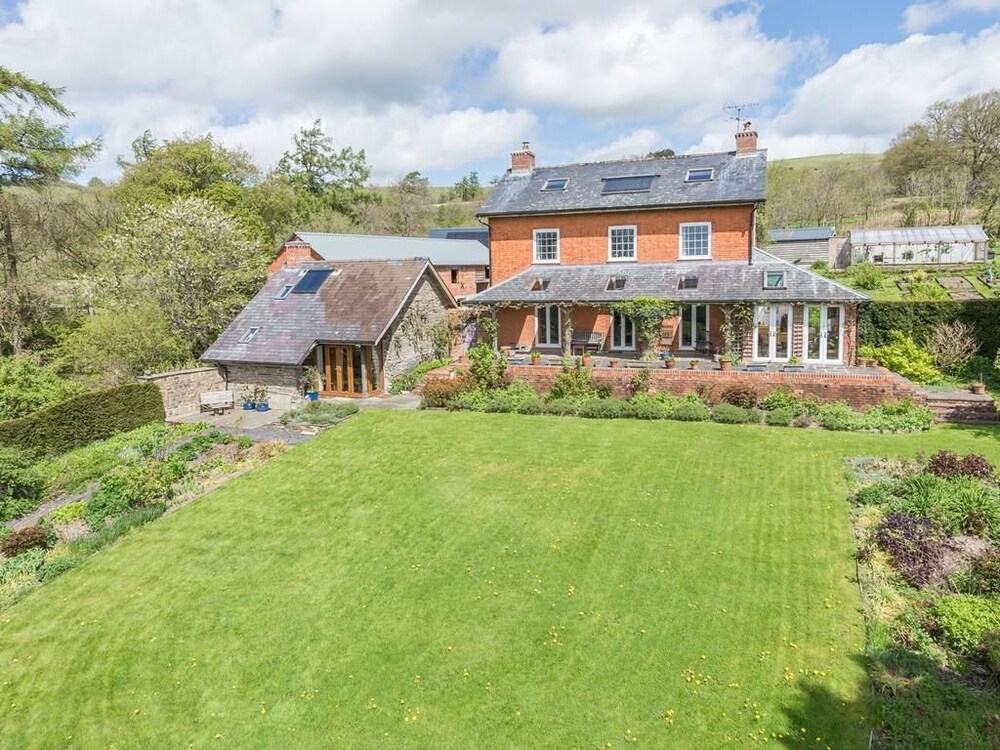 Cwmllechwedd Fawr — 4-Star Luxury Hotel in Llandrindod Wells, United Kingdom