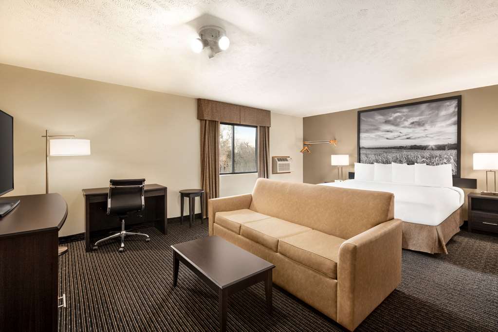 Super 8 by Wyndham Lincoln North - photo 40