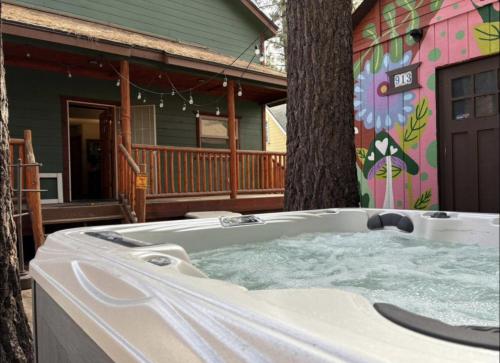 Pixie Dust Pines by Rather Be Properties - carbon neutral hotel in Big Bear City