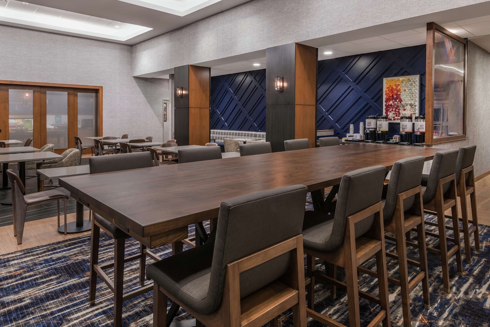 Hampton Inn & Suites Fort Wayne Downtown - photo 31