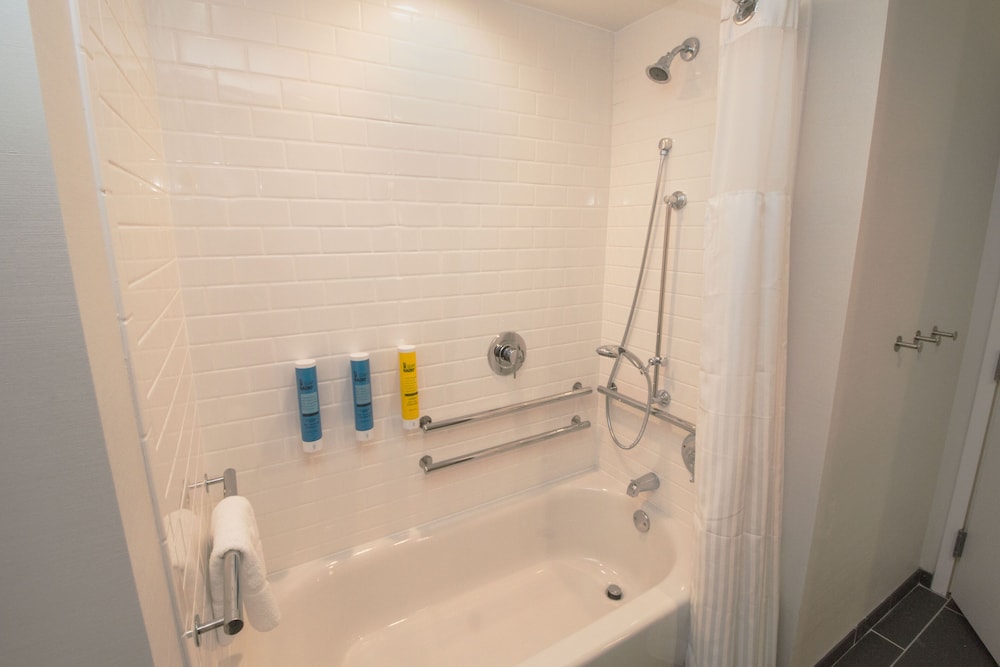 Tru By Hilton Norfolk Airport - photo 15