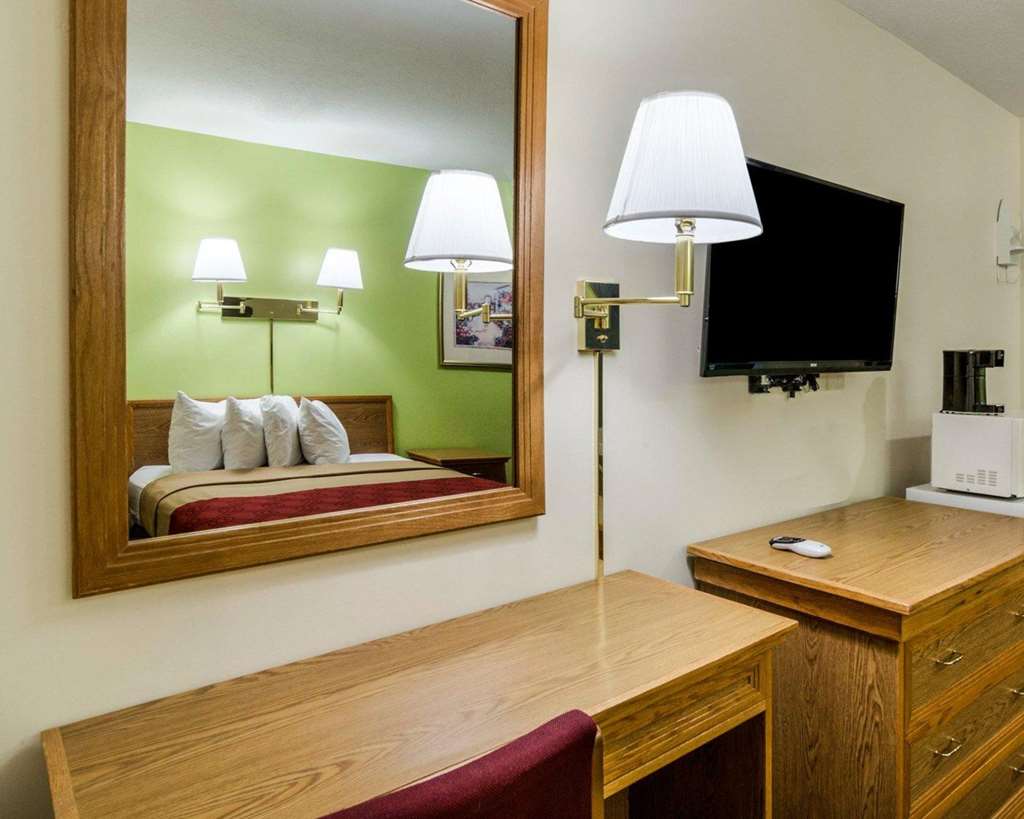Econo Lodge Lawrence near University - photo 14