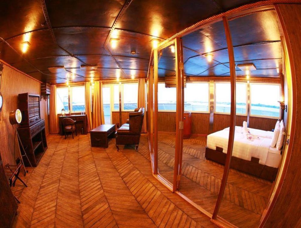 Vintage Luxury Yacht Hotel — hotel in Yangon