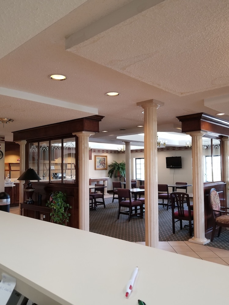 Gateway Inn and Suites - photo 3