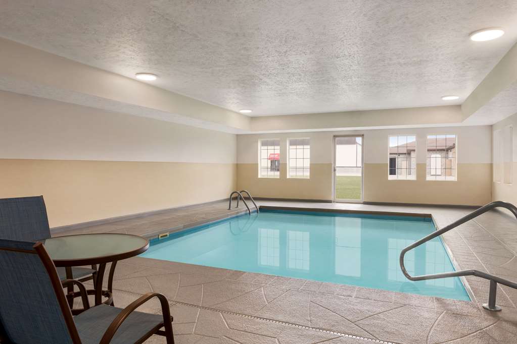 Microtel Inn & Suites by Wyndham Lincoln - photo 8