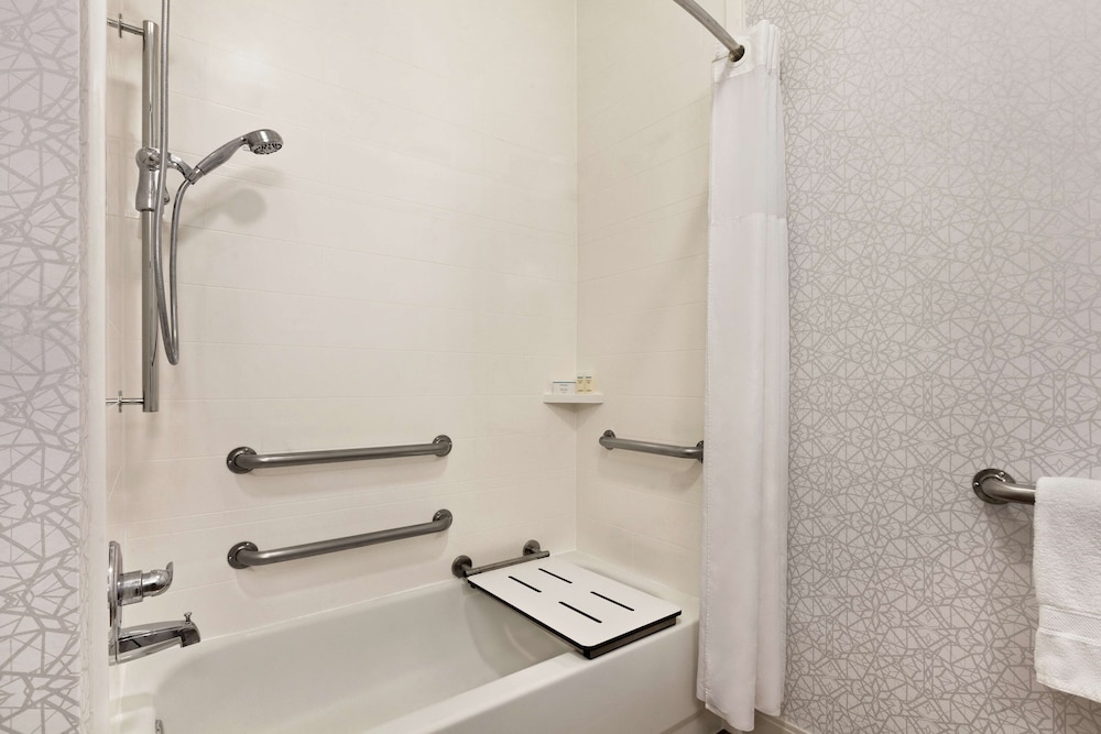 Hampton Inn Tracy - photo 16