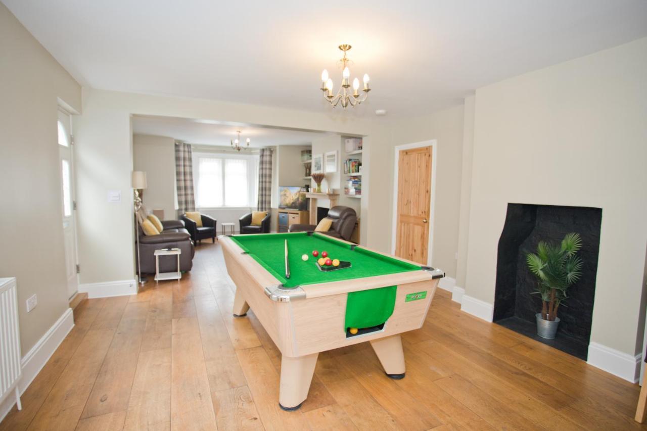Luxurious Retreat Hot Tub Pool Table Gym Sauna Cinema Room Free Parking WiFi Close to Beach — 4-Star Luxury Hotel in Bournemouth, United Kingdom