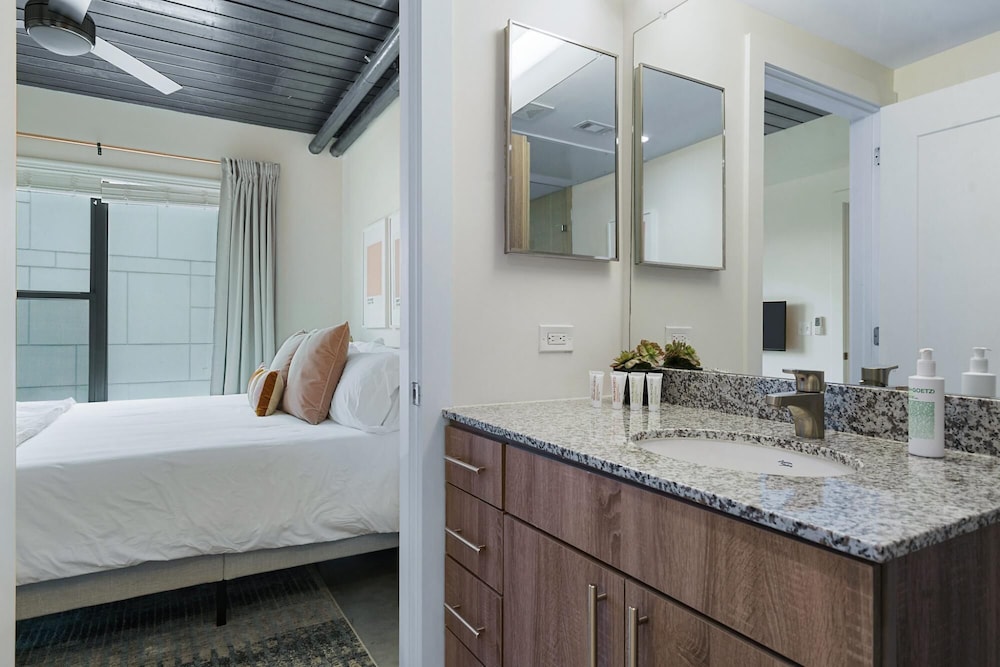 Mid Main Lofts 6424 Cool Designer 1BR Loft Midtown Houston - photo 2