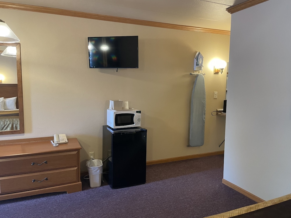Amber's Inn & Suites - photo 9