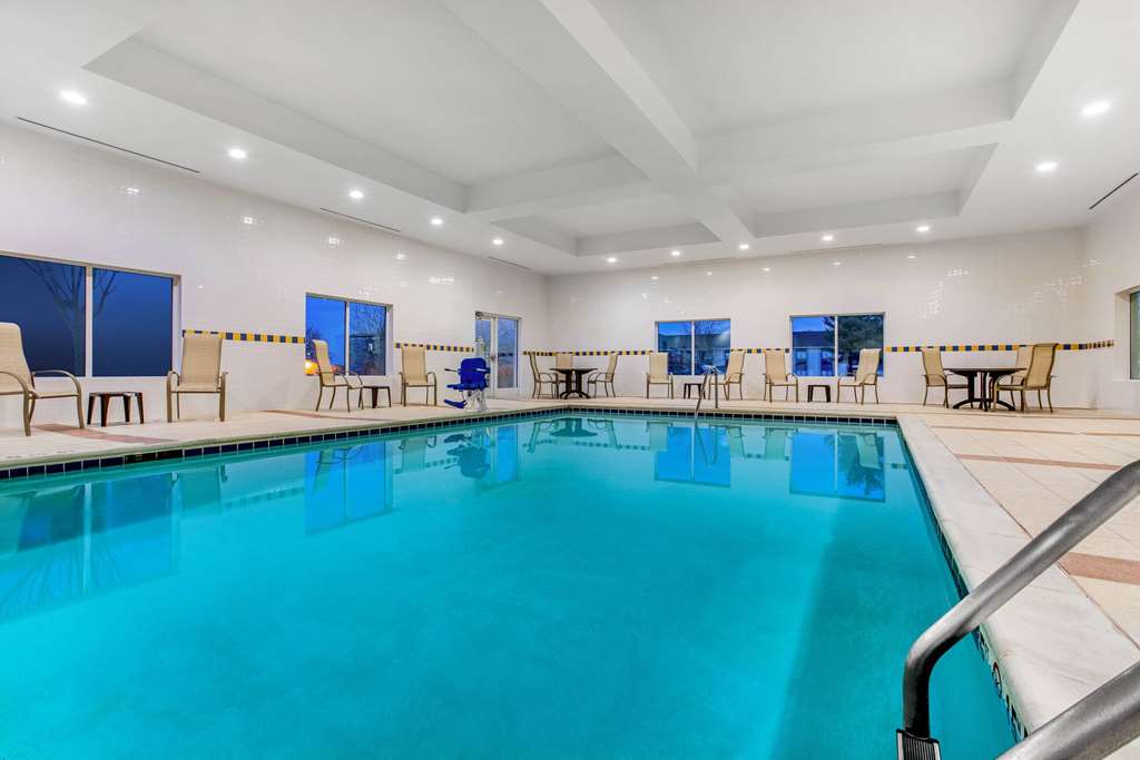 La Quinta Inn & Suites Indianapolis Airport West - photo 6