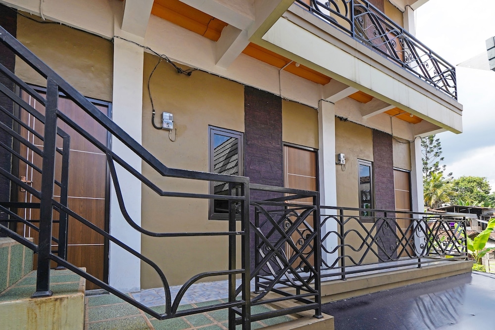 SPOT ON 91993 Pondok Hs Padalarang Syariah — hotel in Ngamprah