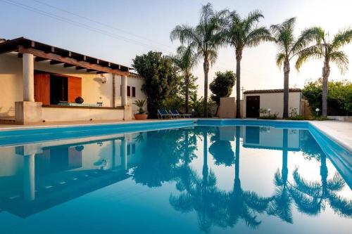 Villa Amurusanza Dependance con piscina — 4-Star Luxury Hotel in Triscina, Italy