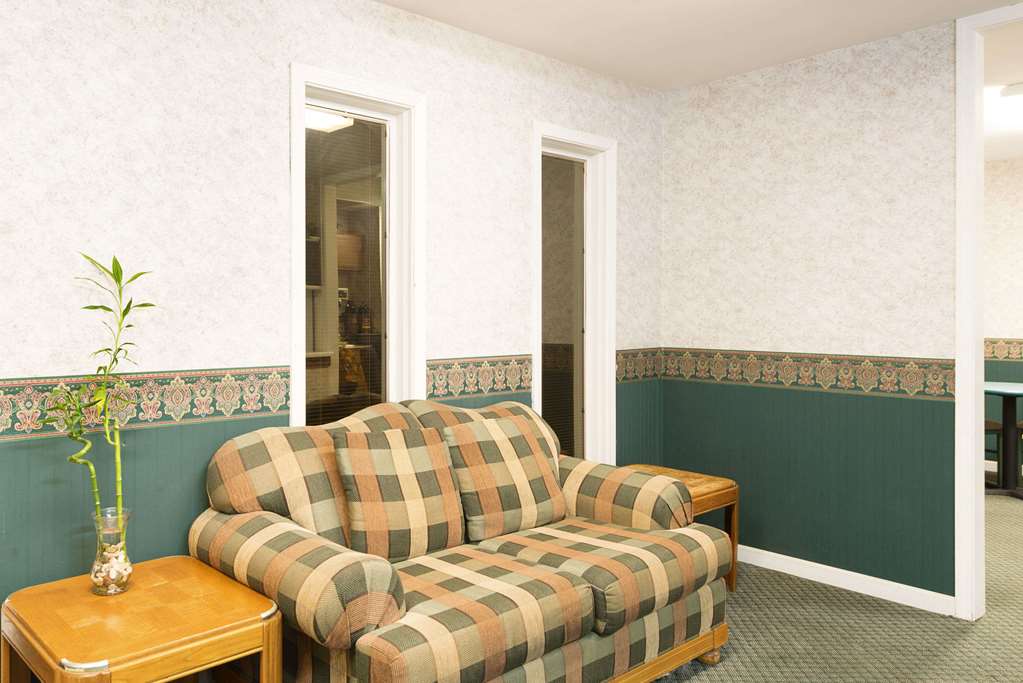 Super 8 by Wyndham Taylorville IL - photo 2