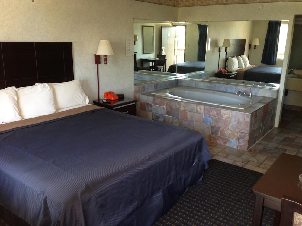 Del Amo Inn - photo 13
