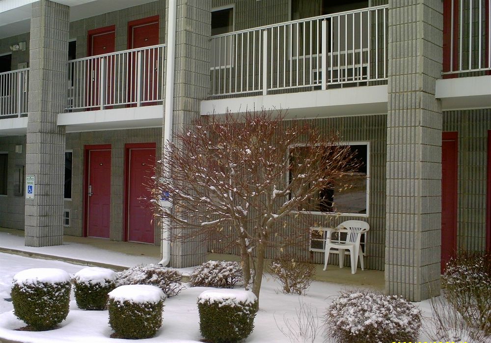 Campton Parkway Inn - photo 40