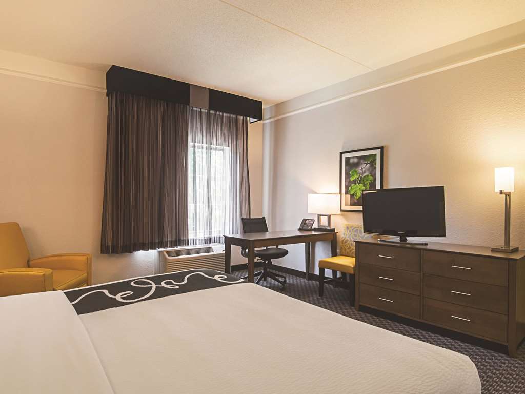 La Quinta Inn & Suites by Wyndham Oklahoma City NW Expwy - photo 34