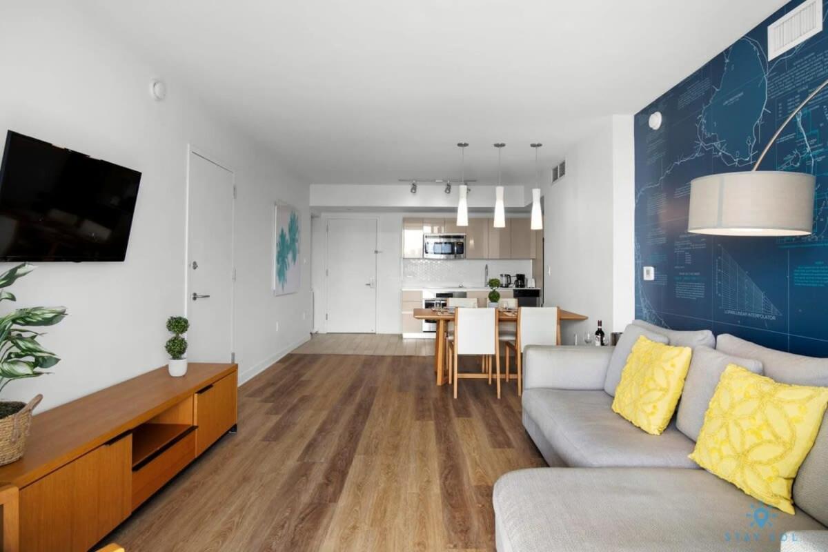 Infinite View with Balcony Pool Gym plus Near Beach — 4-Star Luxury Hotel in Hallandale Beach, United States