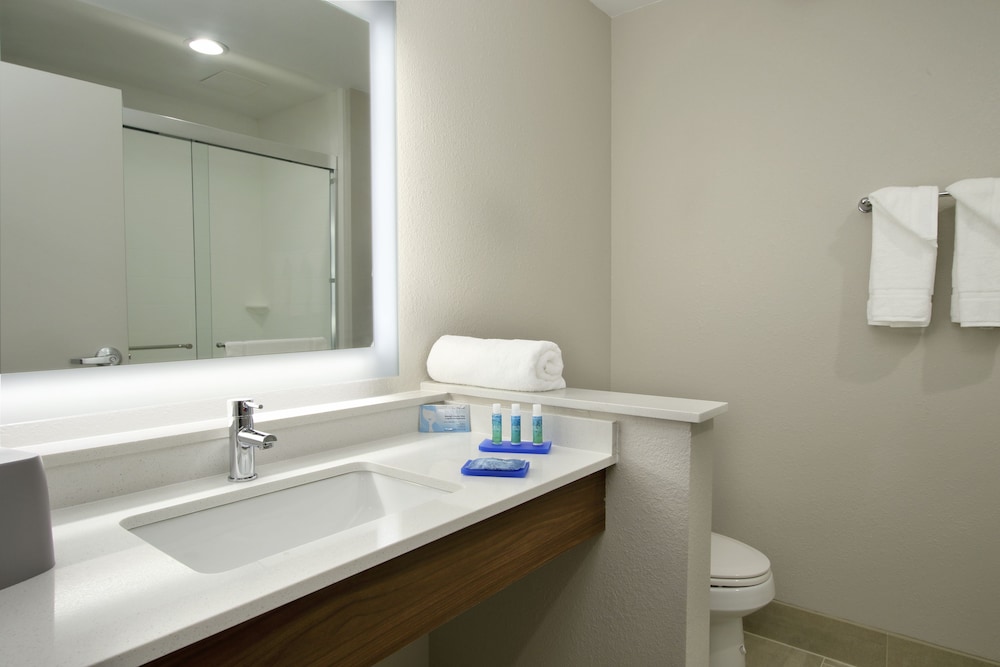 Holiday Inn Express & Suites Columbus North by IHG - photo 16