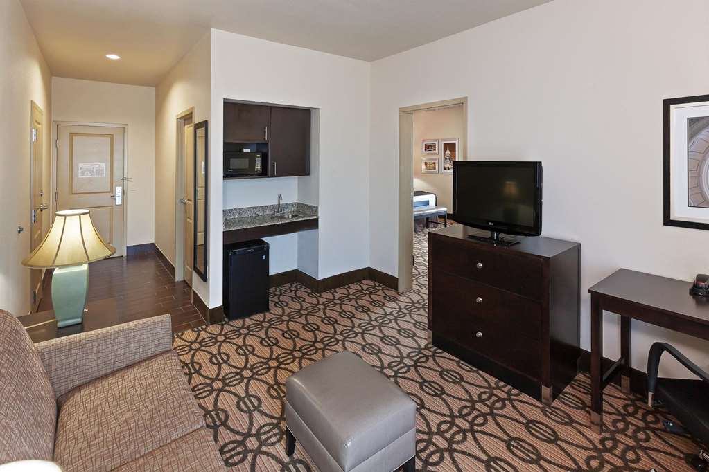 La Quinta Inn & Suites by Wyndham Pearsall - photo 28