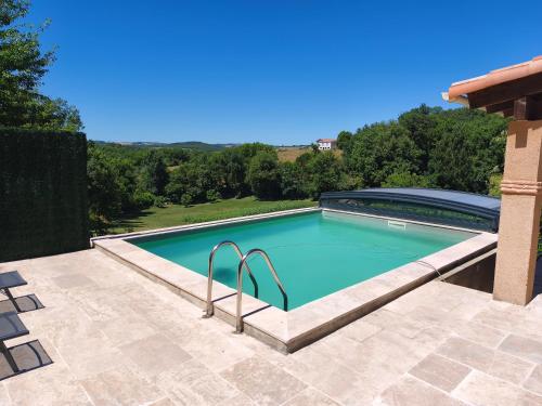 Charmant gîte de Lacrouzette avec piscine — hotel in Saint-Benoit-De-Carmaux