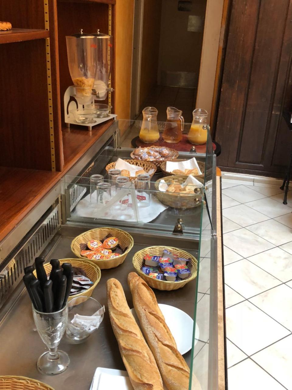 Hotel Des Arceaux in Saint-Sever, France