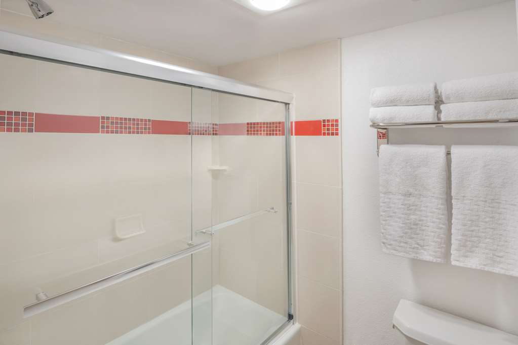 Best Western Plus Raffles Inn & Suites - photo 17