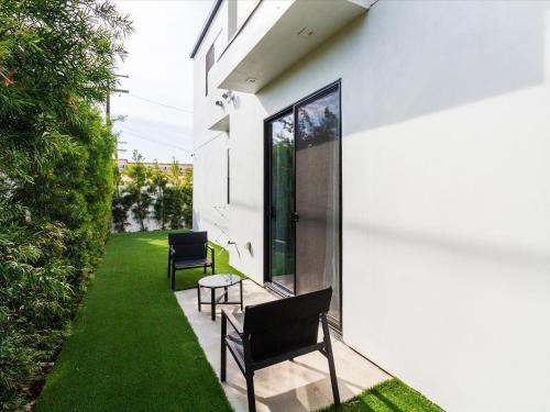 Brand New Modern 5 Bedroom House Pickfair Village — 4-Star Luxury Hotel in Los Angeles, United States