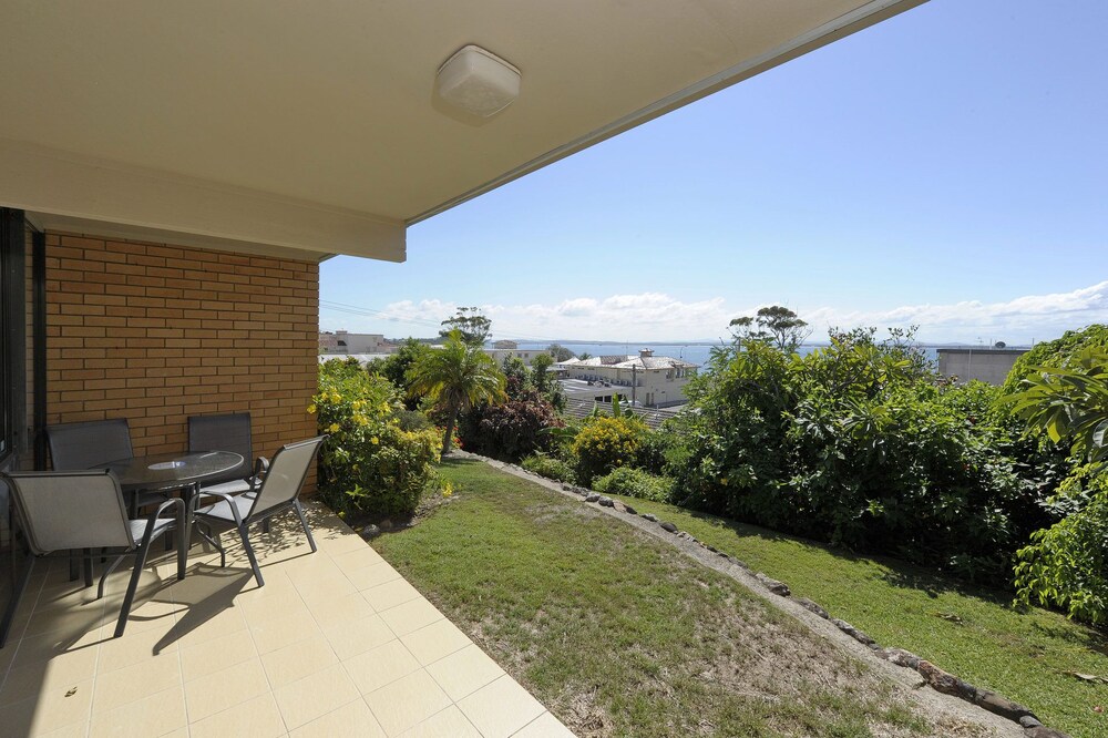 The Crest 7 6 8 Tomaree RD Stunning unit with Spectacular Water Views — 4-Star Luxury Hotel in Hawks Nest, Australia