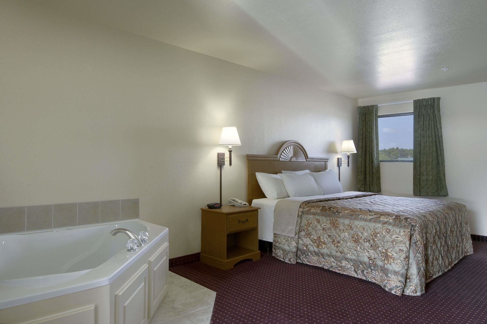 Days Inn by Wyndham Centre - photo 10