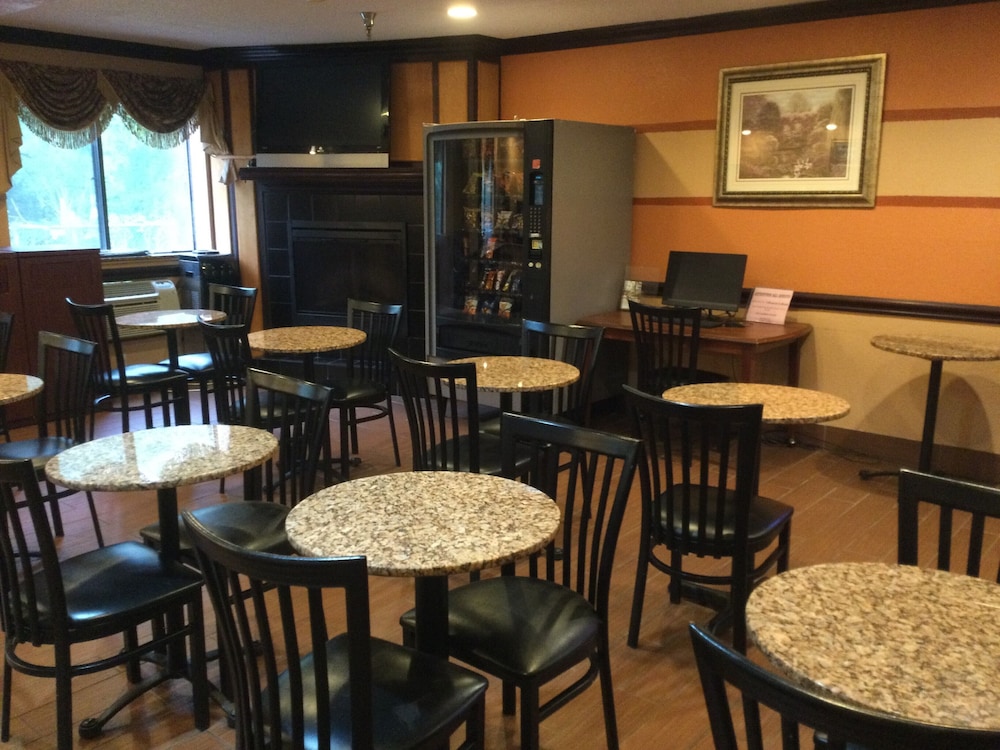 Super 8 by Wyndham Taylor Detroit Area - photo 13