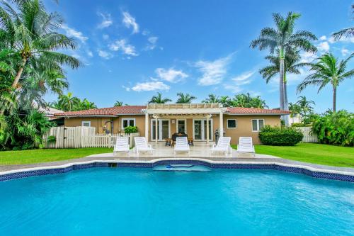 Walk to Beach Luxury 5BR & 3BA Villa Hollywood Lakes — 4-Star Luxury Hotel in Hollywood, United States