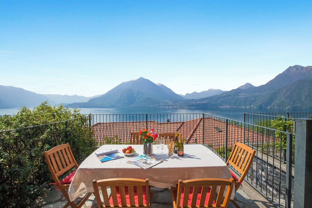 Vista d'Oro Ulivo Apt. 4 — 5-Star Luxury Hotel in Perledo, Italy