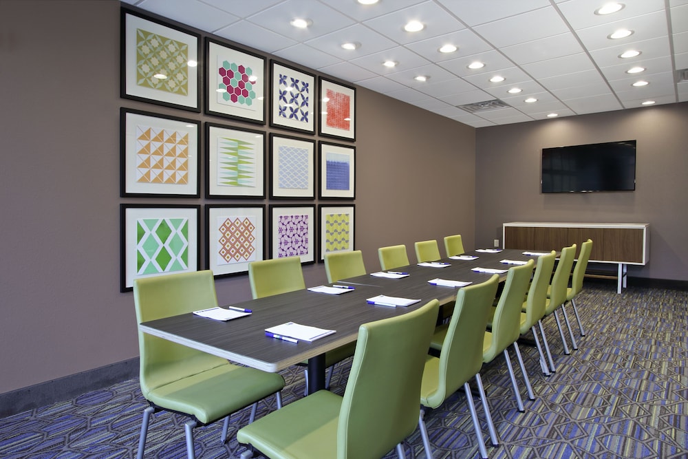 Holiday Inn Express & Suites Columbus North by IHG - photo 37