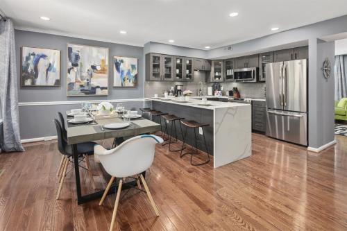 Cozy 4BR Townhome Family Community 40 Mins to DC in Sterling, United States