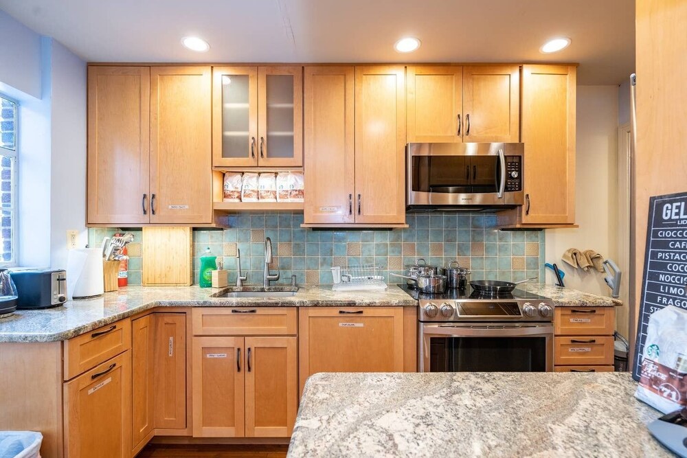 Spacious 4BR CozySuites in Old Town Alexandria - photo 11