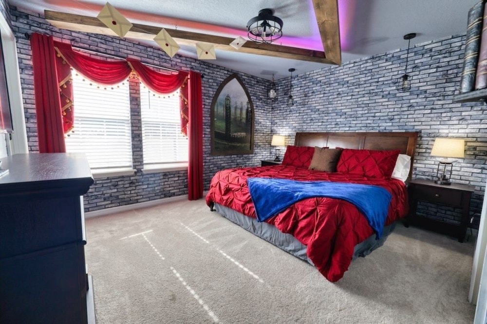 8 Bed Themed Windsor Island Resort Holiday Home 8 Bedroom Home by Redawning - photo 26