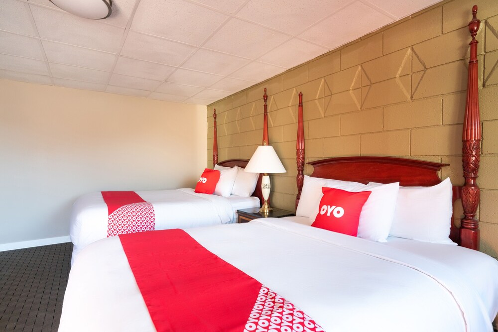 OYO Hotel Malden MA Broadway - photo 8