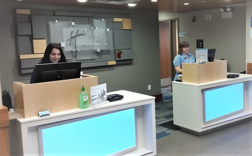 Holiday Inn Express Hotel and Suites Mankato East an IHG Hotel - photo 2