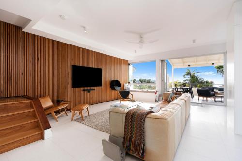 Chic Beachside Abode Sunrise Beach — Sunrise Beach — photo 5