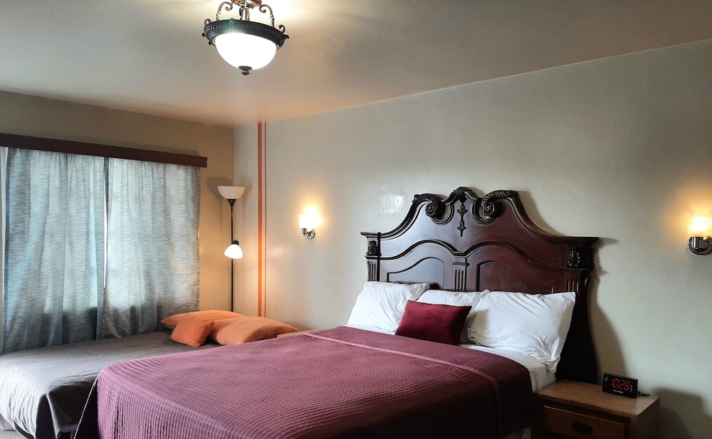 The New Star Motel with Studio Kitchens: 1950s Extended Stay Lodging and Retreat Center - photo 11