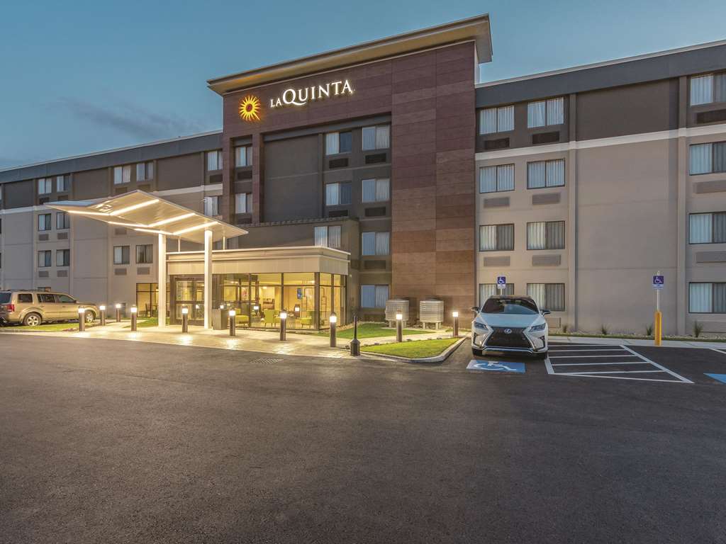 La Quinta Inn & Suites by Wyndham Salem NH - photo 4