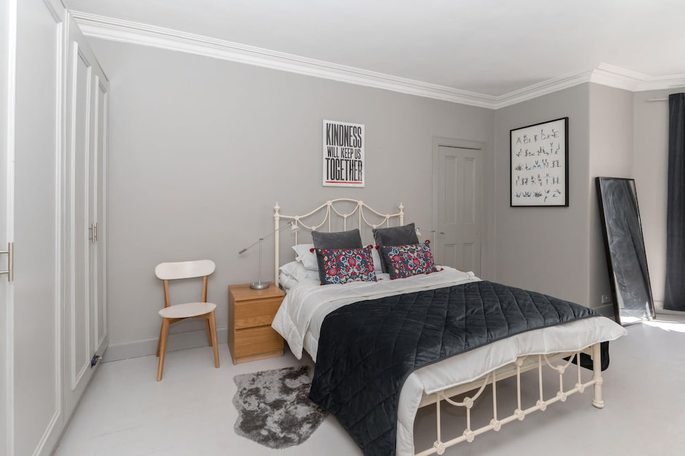 Beautiful & Bright 2BD Flat Haymarket — 4-Star Luxury Hotel in Edinburgh, United Kingdom